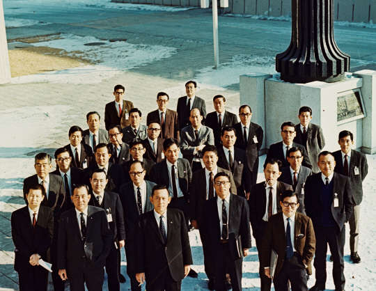 1970년 1월 9일 KIST 광장에 모인 초기 연구원들의 모습. 앞줄 왼쪽에서 세번째가 최형섭 초대 소장이다. 그는 KIST 설립 당시 우수한 인력을 확보하고 연구의 자율성 보장한 연구환경을 조성해 국가출연연구소가 발전할 수 있는 기틀을 마련했다. KIST 제공